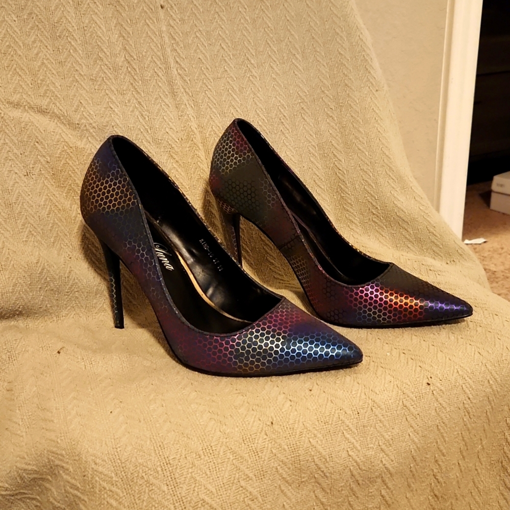 Exotic and Sexy Iridescent Pumps